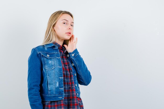 Jonge blonde charmante vrouw geïsoleerd