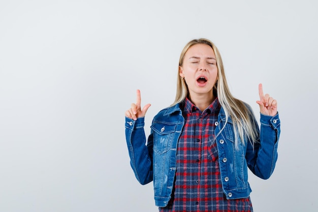 Jonge blonde charmante vrouw geïsoleerd