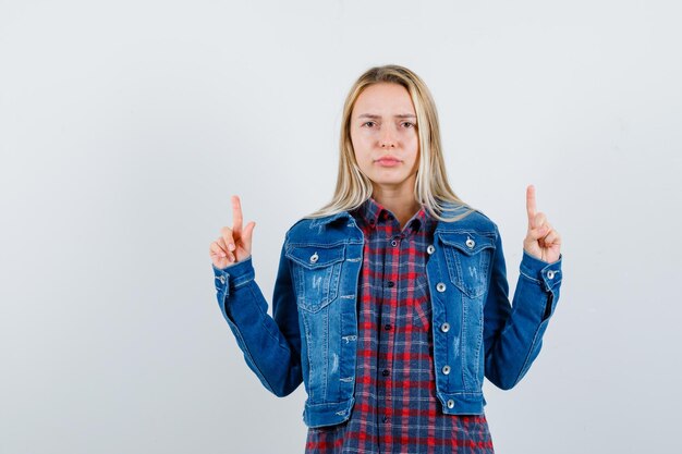 Jonge blonde charmante vrouw geïsoleerd