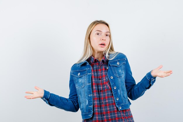 Jonge blonde charmante vrouw geïsoleerd