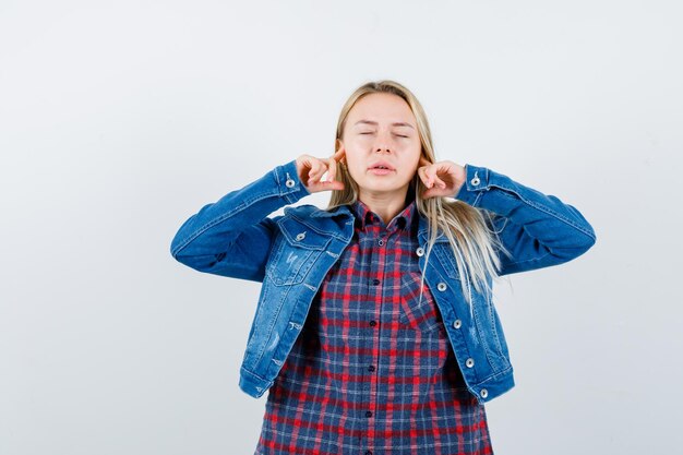 Jonge blonde charmante vrouw geïsoleerd