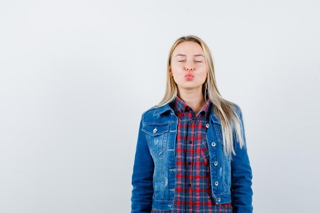 Jonge blonde charmante vrouw geïsoleerd