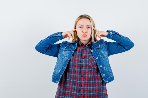 Jonge blonde charmante vrouw geïsoleerd