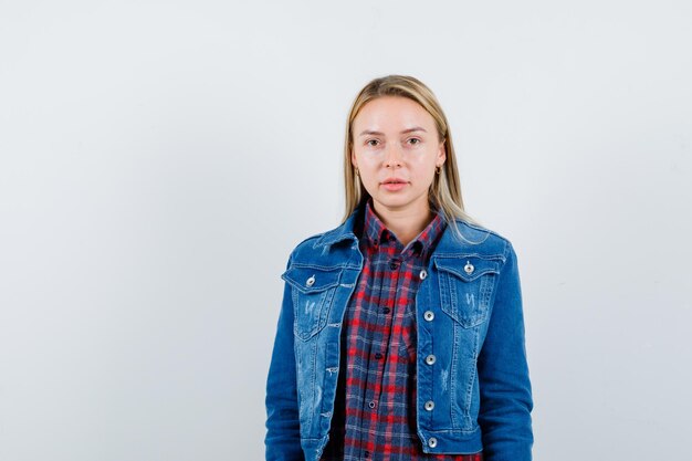 Jonge blonde charmante vrouw geïsoleerd