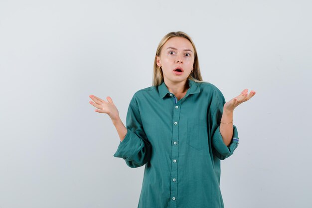 Jonge blonde charmante vrouw geïsoleerd