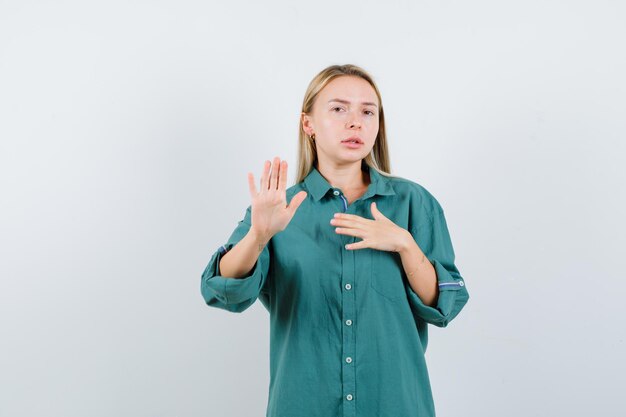 Jonge blonde charmante vrouw geïsoleerd