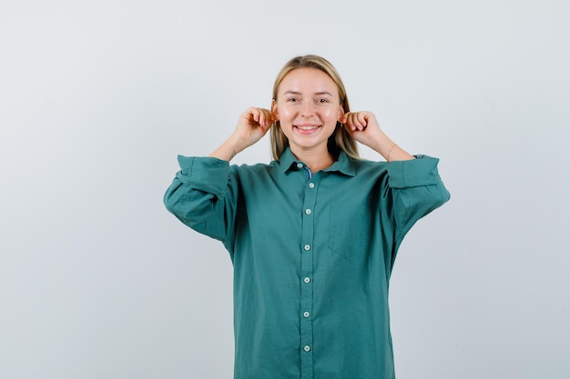 Jonge blonde charmante vrouw geïsoleerd