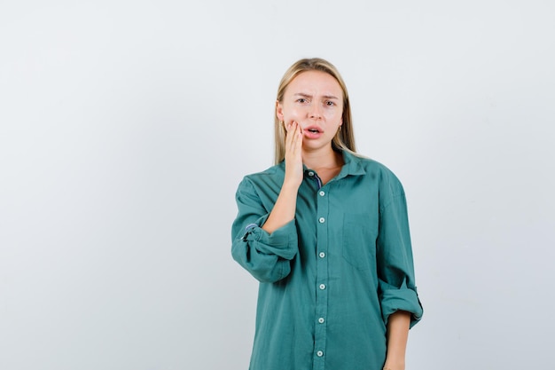 Jonge blonde charmante vrouw geïsoleerd