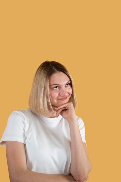 Jonge blonde vrouw die lacht geïsoleerd op geel