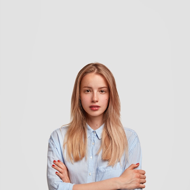 Jonge blonde vrouw, gekleed in blauw shirt