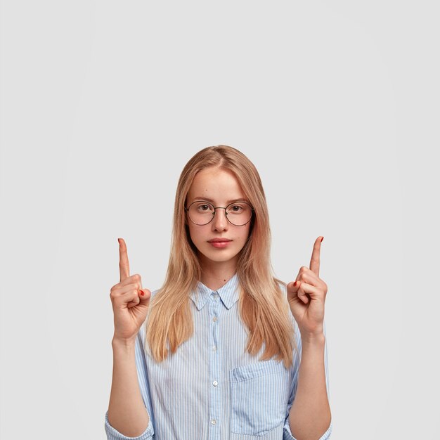 Jonge blonde vrouw, gekleed in blauw shirt