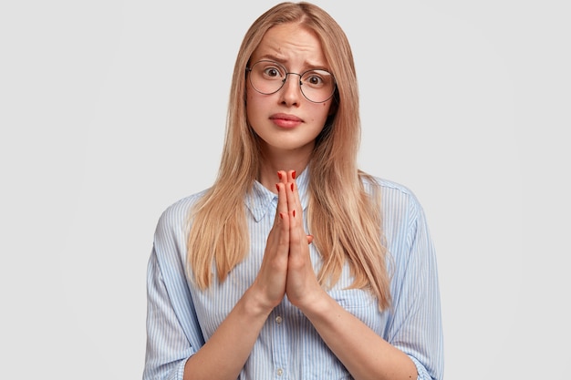 Jonge blonde vrouw, gekleed in blauw shirt