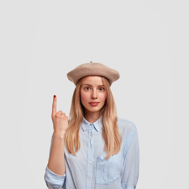 Jonge blonde vrouw, gekleed in blauw shirt