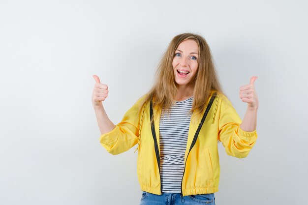 Jonge blonde vrouw in een geel jasje