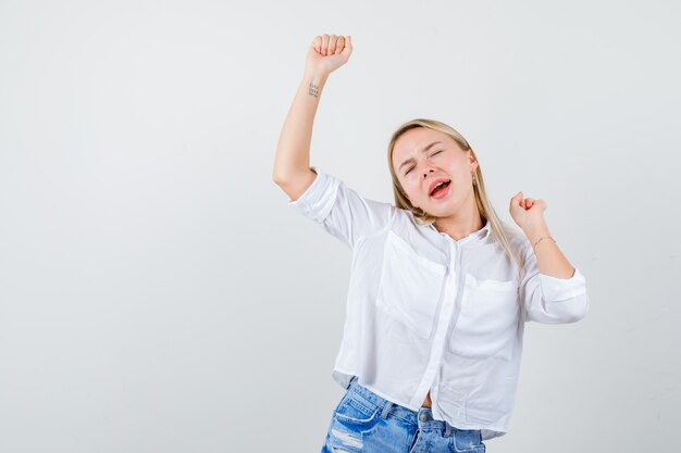 Jonge blonde vrouw in een wit overhemd