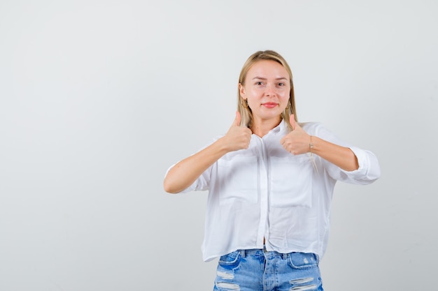 Jonge blonde vrouw in een wit overhemd