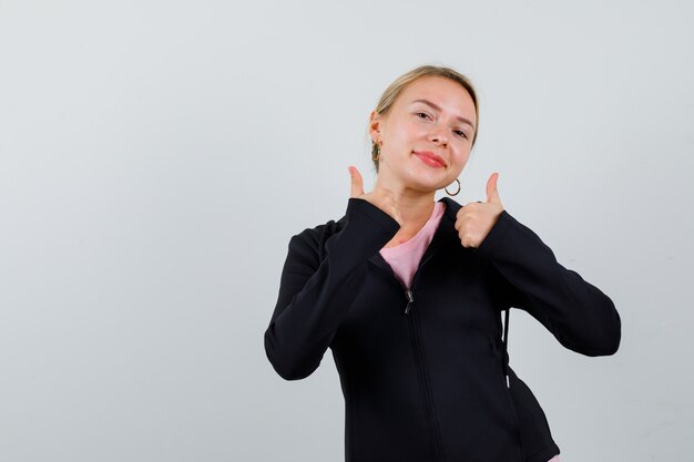 Jonge blonde vrouw in een zwarte jas