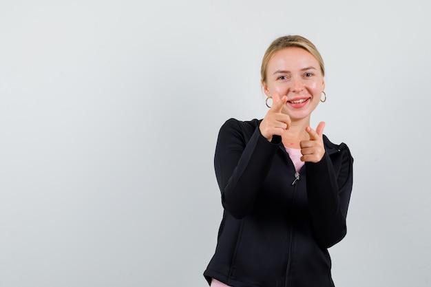 Jonge blonde vrouw in een zwarte jas