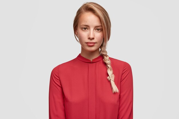 Jonge blonde vrouw in rood overhemd