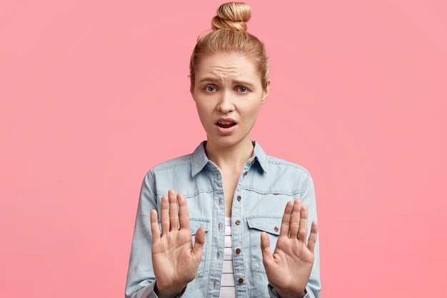 Jonge blonde vrouw met spijkerjasje