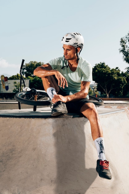 Gratis foto jonge bmxruiter die lang schot weg kijkt