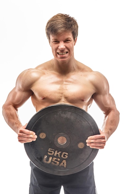 Gratis foto jonge bodybuilder met gewichten. geïsoleerd op wit