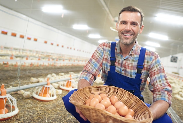 Jonge boer die voor zijn bedrijf zorgt