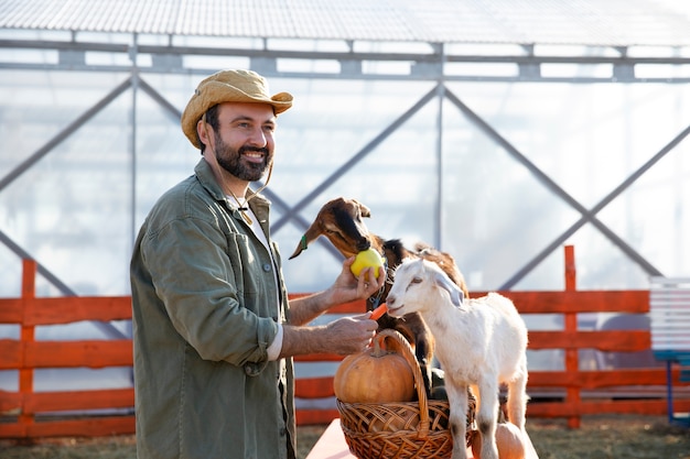 Jonge boer voedt zijn geitengroenten op de boerderij
