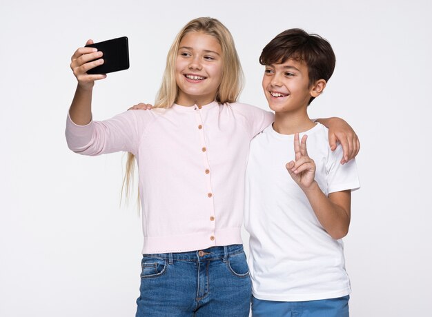 Jonge broers en zussen die selfies nemen