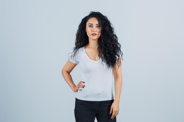 Jonge brunette vrouw in een wit t-shirt