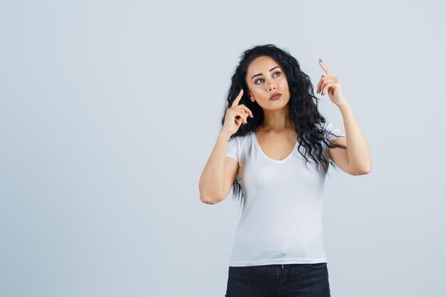 Jonge brunette vrouw in een wit t-shirt