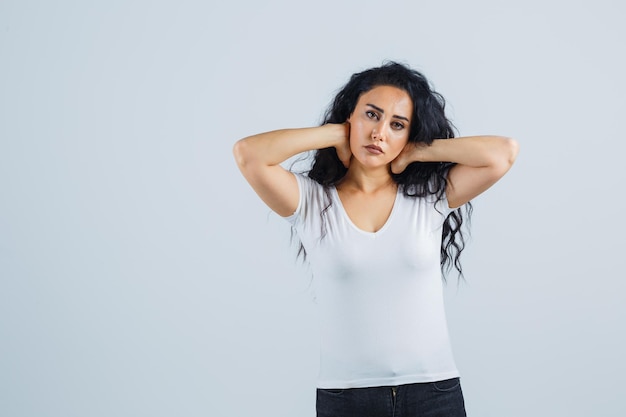 Jonge brunette vrouw in een wit t-shirt