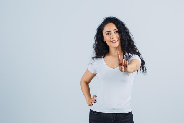 Jonge brunette vrouw in een wit t-shirt