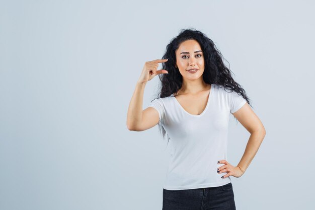 Jonge brunette vrouw in een wit t-shirt