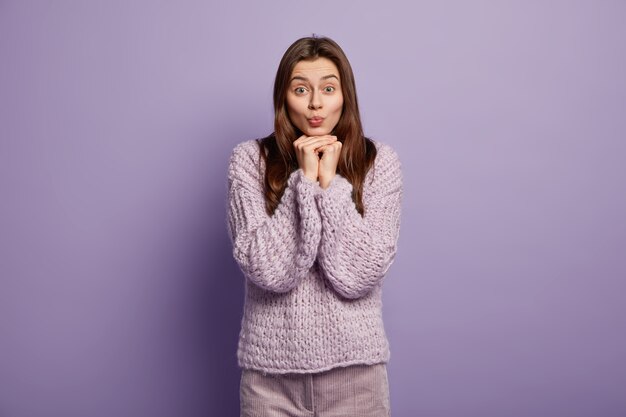 Jonge brunette vrouw in gezellige winterkleren