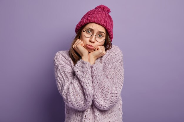 Jonge brunette vrouw in gezellige winterkleren