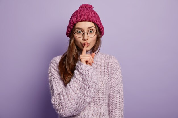 Jonge brunette vrouw in gezellige winterkleren