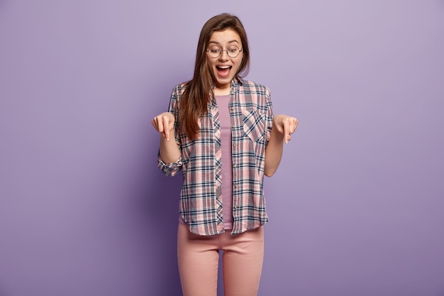 Jonge brunette vrouw in kleurrijke kleding