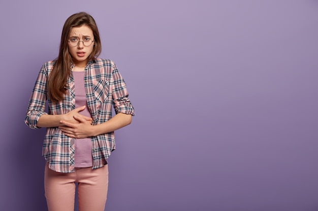 Jonge brunette vrouw in kleurrijke kleding