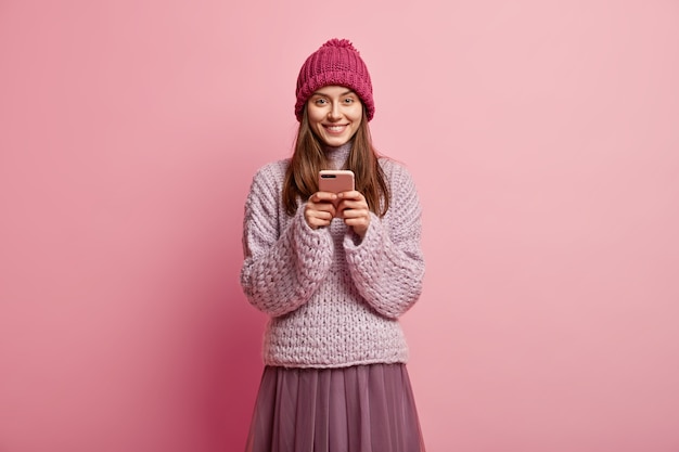 Jonge brunette vrouw kleurrijke winterkleren dragen