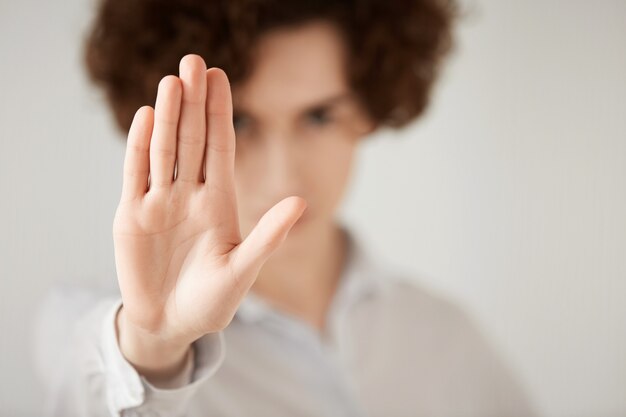 Jonge brunette vrouw met krullend haar