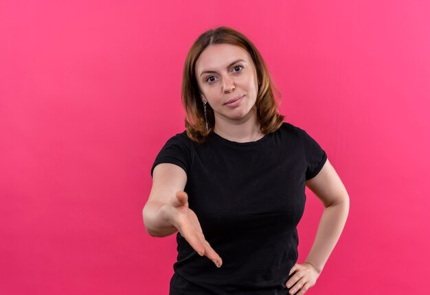 Jonge casual vrouw uitrekken hand hallo gebaren op geïsoleerde roze muur met kopie ruimte