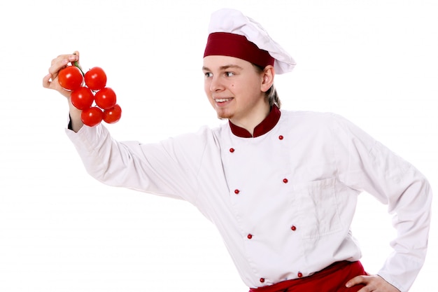 Jonge chef-kok met tomaten