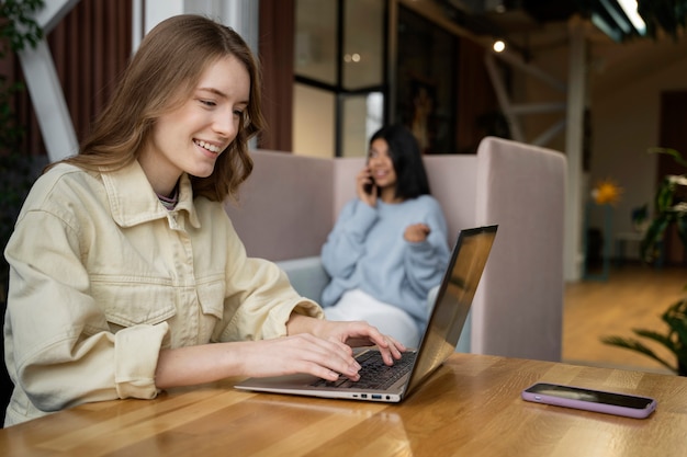 Gratis foto jonge collega die tijd doorbrengt op kantoor