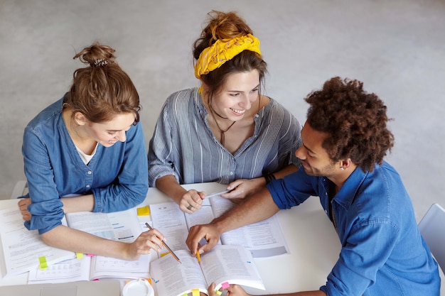 Gratis foto jonge collega's die in café samenwerken