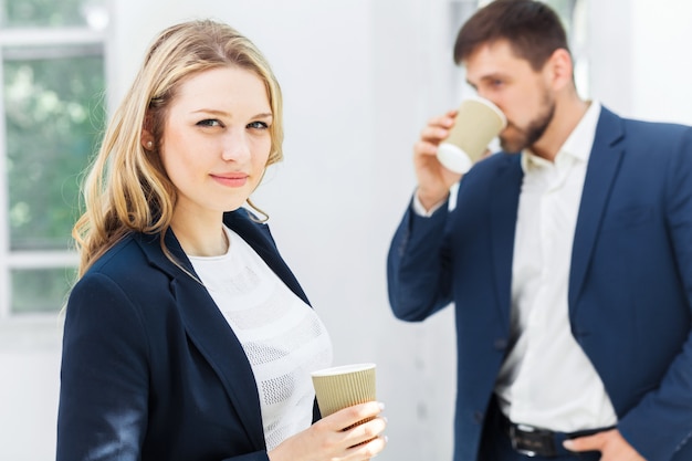 Gratis foto jonge collega's die koffiepauze in bureau hebben