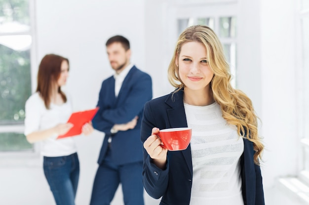 Jonge collega's die koffiepauze in bureau hebben