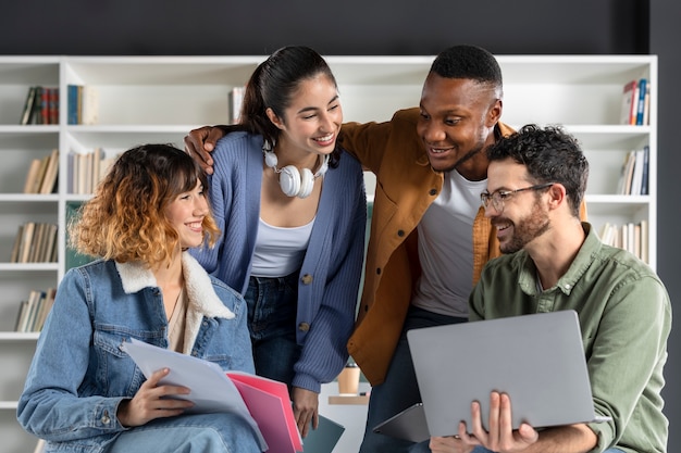 Jonge collega's studeren van notebook en laptop tijdens studiesessie