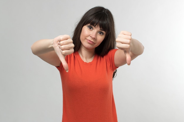 jonge dame in ontworpen t-shirt met lang haar op wit