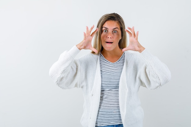 Gratis foto jonge dame verhogen handen op agressieve manier in t-shirt, jasje vooraanzicht.